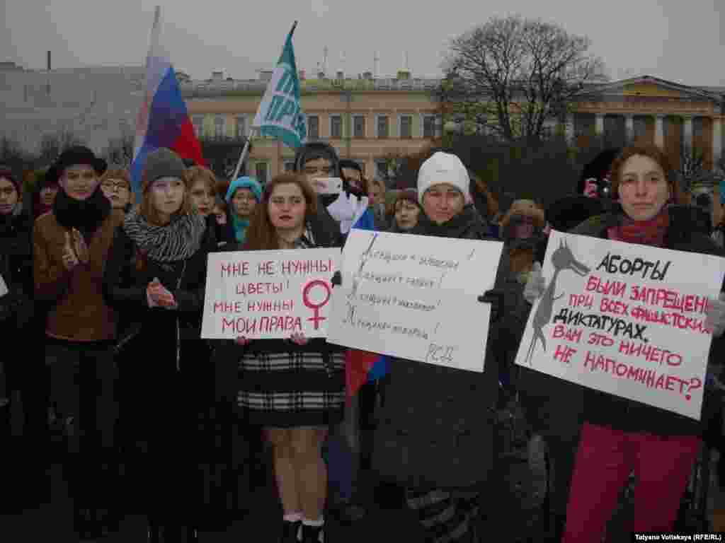 Митинг 8 марта на Марсовом поле в Петербурге