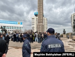 Алматыда сайлаудағы заңсыздықтарға қарсы митинг өткізіп жатқан "Халық парламентінің" өкілдерінің шарасын бақылап тұрған полиция қызметкерлері. 9 сәуір, 2023 жыл.