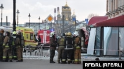 Экстренные службы на месте взрыва в кафе, где погиб Владлен Татарский, 2 апреля 2023