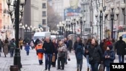 Люди на улице в Москве, иллюстративное фото 