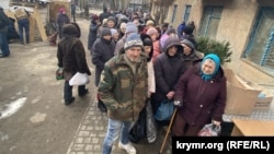 Очередь за продовольственной гумпомощью в одном из волонтерских пунктов в Херсоне