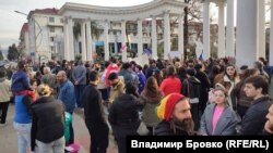 На митинге у парка 6 Мая