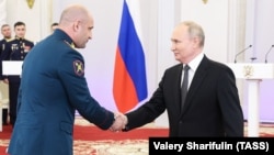 Vladimir Putin və Artyom Joqa təltif mərasimində