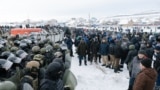 ОМОН разгоняет протестующих в городе Баймак, 17 января 2024 года