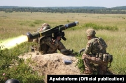 Украинские военнослужащие используют противотанковую ракету Javelin во время учений. 18 июня 2021 года