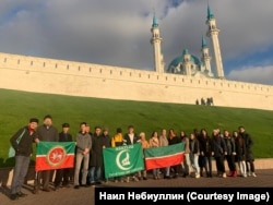 Жители Татарстана собрались у стен Казанского кремля в День памяти павших при взятии Казани войсками Ивана Грозного в 1552 году, 14 октября 2022 года