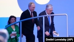 Qazaxıstan prezidenti Kasım Jomart Tokayev, Vladimir Putin və Marqarita Simonyan (arxa planda) Peterburq forumunda