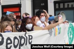 Аршак Макичян с партнеркой Полиной Олейниковой на митинге в Берлине Foto Joschua Wolf