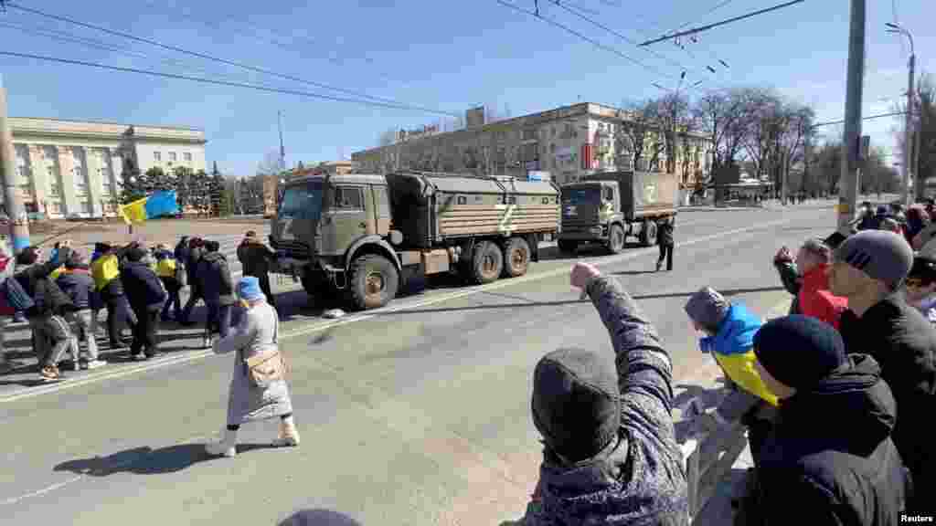 Проукраинские демонстранты столкнулись с российским военным конвоем в Херсоне в марте. Южноукраинский город стал символом неповиновения в начале вторжения, поскольку жители рисковали своими жизнями, протестуя против российской оккупации.