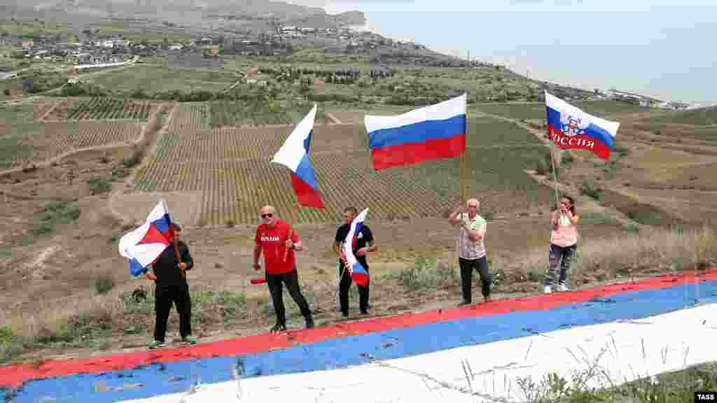 Участники клуба &laquo;4х4 Судак&raquo; выехали из города в сторону мыса Толстый