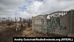 «9 мая, спасибо деду за победу!» – надпись, сделанная боевиками в Широкино еще до того, как украинские морпехи выбили их из села