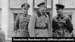 Совместный парад вермахта и Красной армии в Бресте 22 сентября 1939 года, после разгрома Польши. Дружески общаются немецкий генерал Хайнц Гудериан (в центре) и советский комбриг Семен Кривошеин (еврейского происхождения)