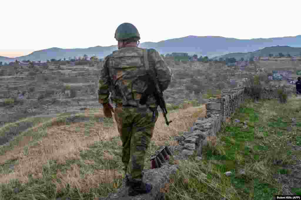 Азербайджанский солдат в Джебраиле после того, как военные Азербайджана установили контроль над этим городом, удерживаемый до этого армянскими силами