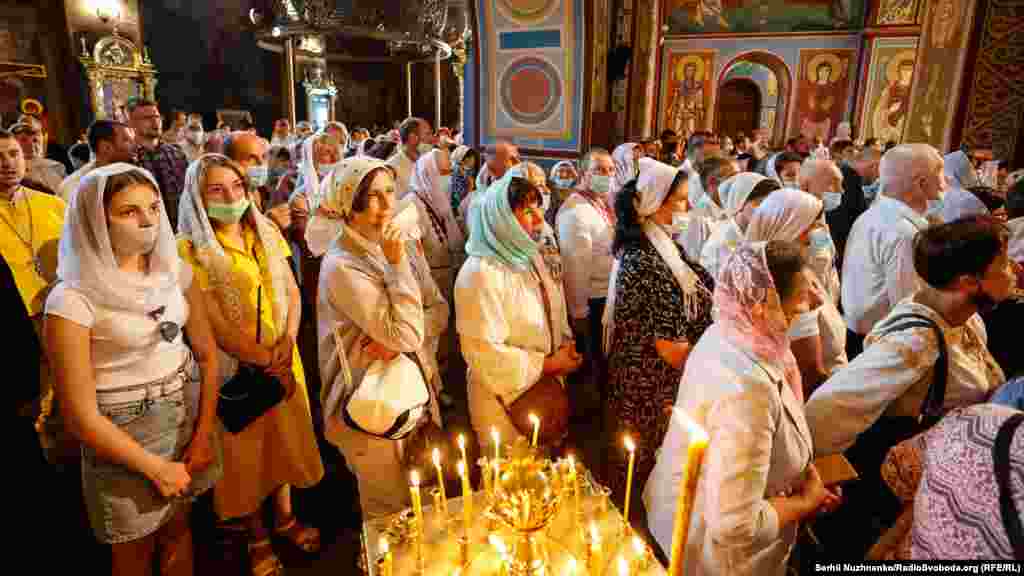 Большинство верующих были в защитных масках. Накануне, 27 июля, во время мероприятий УПЦ (Московского патриархата) лишь у незначительной части участников торжеств на лицах были защитные маски