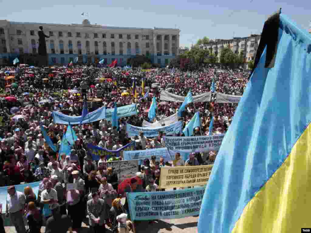 Митинг в День памяти жертв депортации крымскотатарского народа из Крыма на центральной площади Симферополя, 2009 год