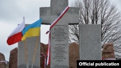 Мемориал на месте массового убийства поляков в Гуте-Пеняцкой во время Второй мировой войны, в котором принимали участие отдельные члены УПА