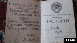 130 жасында қайтыс болған Сахан Досованың Совет кезіндегі паспорты. Қарағанды, 27 наурыз 2009 жыл. (Көрнекі сурет)