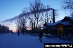 Спирт зауытының күндізгі ауысымға бара жатқан жұмысшылары. Айдабол ауылы Ақмола облысы, 26 ақпан 2021 жыл.