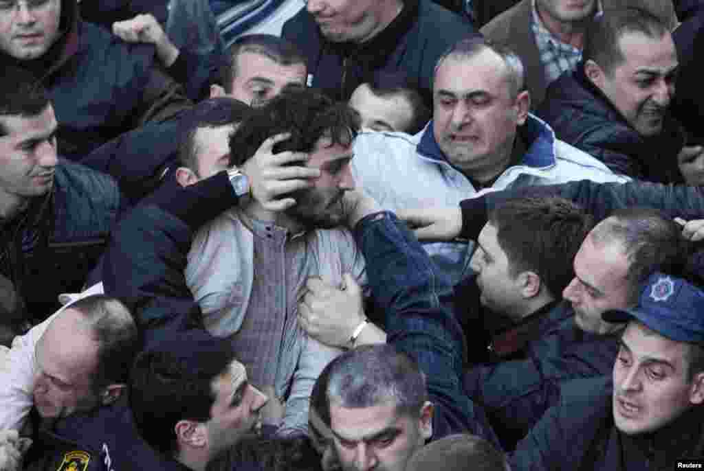 Tbilisi, 8 fevral 2013. Milli kitabxana qarşısında qarşıdurma