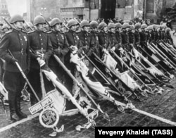 Парад Победы на Красной площади в Москве 24 июня 1945 года. Тогда советские солдаты бросили к мавзолею Ленина нацистские знамена. Трофейное оружие в качестве символа победы теми, кто выиграл Вторую мировую, не использовалось