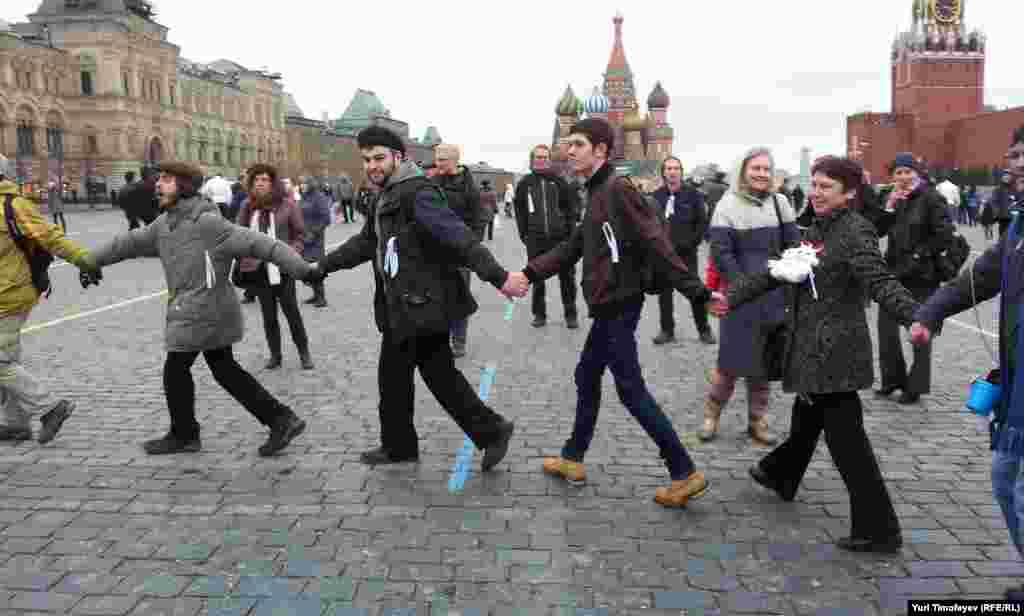 Хоровод с белыми лентами под песню Наутилуса &laquo;Скованные одной цепью&raquo; на Красной площади