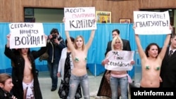 Активистки движения Femen на избирательном участке, где голосовал Виктор Янукович