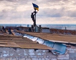 Водружение украинского флага в поселке Высокополье Херсонской области после его освобождения 4 сентября