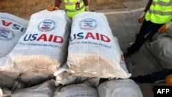 İraqın şimalındakı muxtar Kürd bölgəsinin paytaxtı Ərbil hava limanında USAID-in 60 ton yardımı.