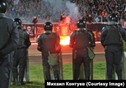 Ресейдің «Спартак» (Мәскеу) және «Шинник» (Ярославль) футбол командаларының кездесуінде тәртіпсіздік шығарған фанаттарды полиция күші бақылап тұр. Ярославль, 30 қазан 2013 жыл.