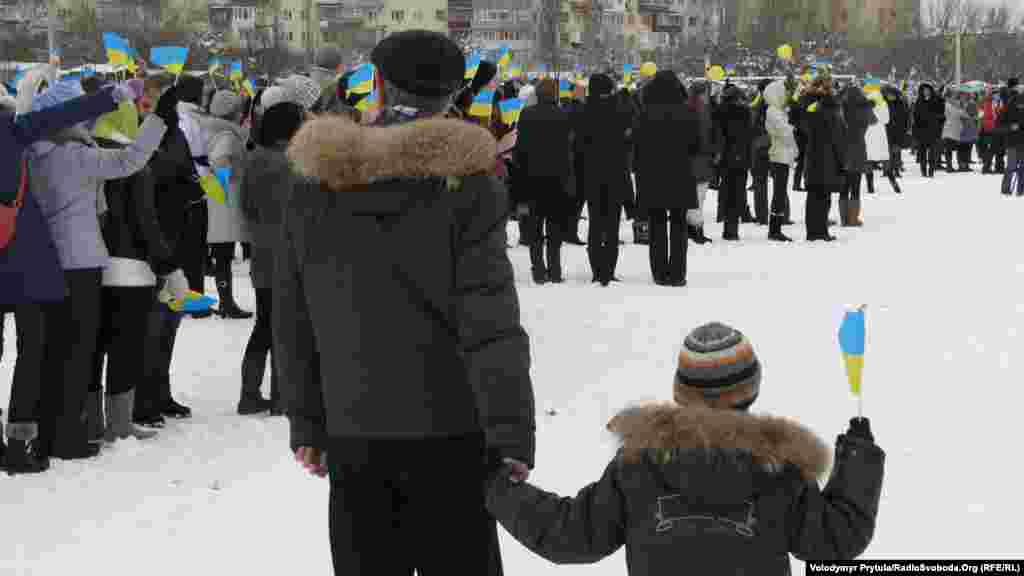 Во время большой перемены ученики украинской гимназии устроили флешмоб, посвященный Дню Соборности Украины, январь 2012 года, Симферополь