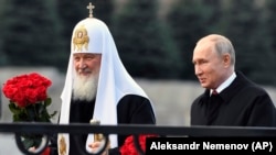 Rusiya patriarxı Kirill (solda) və Vladimir Putin (Arxiv fotosu) 