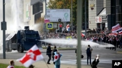 2020-ci ilin oktyabrında Minskdə keçirilən mitinq zamanı polis hökumət əleyhinə nümayişçilərə qarşı su şırnaqlarından istifadə edir.