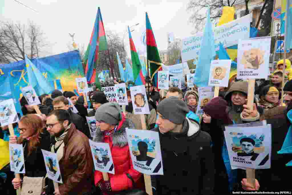 По данным крымских следователей, в тот день в результате давки и столкновений погибли двое митингующих, 79 человек получили телесные повреждения различной степени тяжести