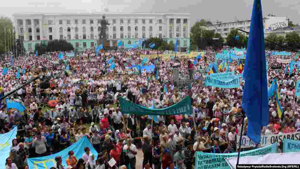 Митинг в День памяти жертв депортации крымскотатарского народа из Крыма на центральной площади Симферополя, 2013 год