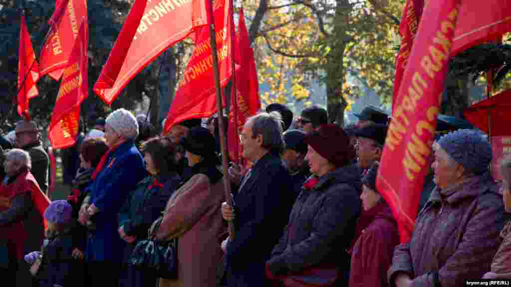 Пожилые люди слушали