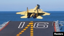 Шэньян J-15, взлетающий с авианосца "Ляонин"