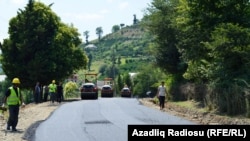 Astarada yol tikintisi.