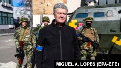 Пятый президент Украины Петр Порошенко с украинскими военными. Киев, 18 марта 2022 года