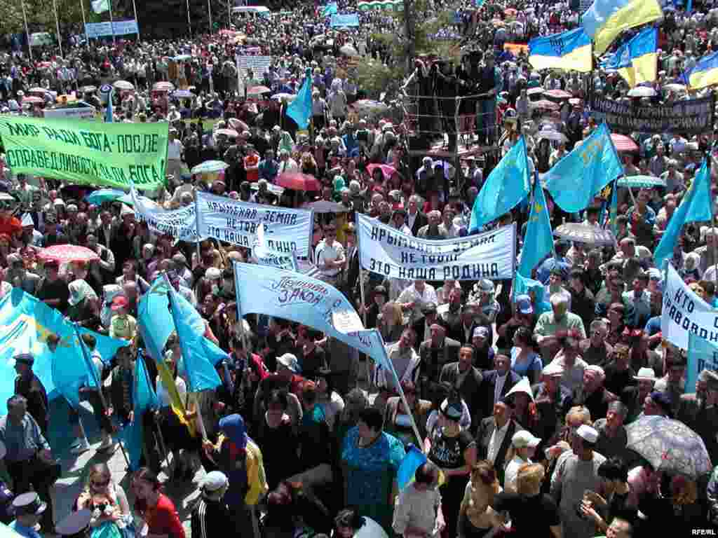 Митинг в День памяти жертв депортации крымскотатарского народа из Крыма на центральной площади Симферополя, 2006 год