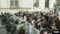 2003-cü ildə Tbilisinin mərkəzində müxalifət tərəfdarlarının polislə toqquşması