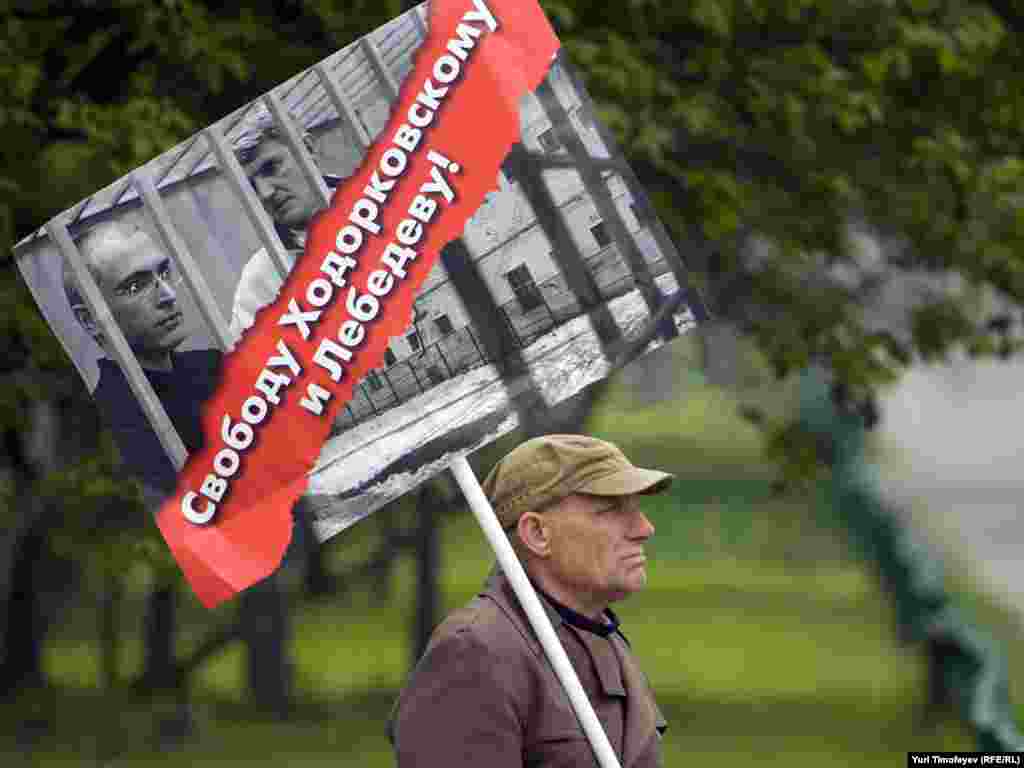 Несколько человек провели пикет в поддержку Ходорковского и Лебедева у знания Мосгорсуда