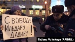 Одна из участниц акции в поддержку Ильдара Дадина 