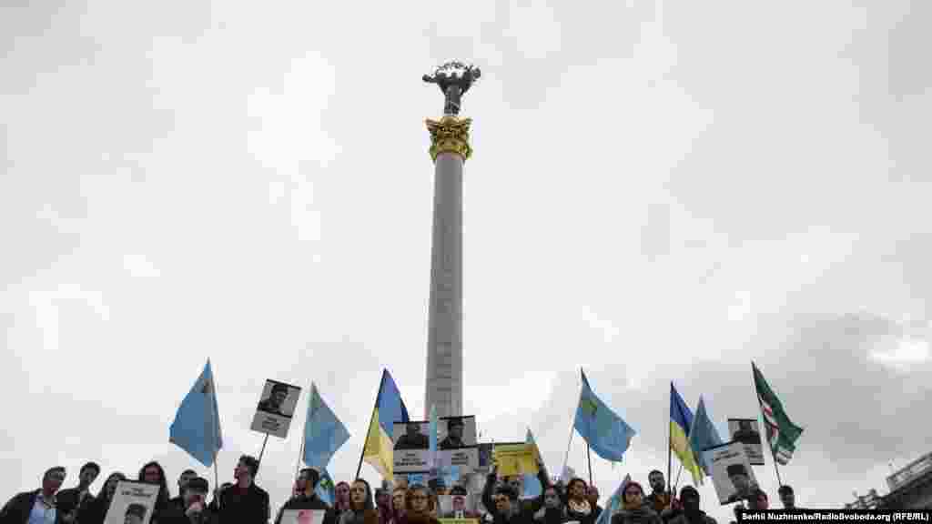 Участники акции держат плакаты в поддержку политзаключенных Кремля &ndash; Ильми Умерова, Ахтема Чийгоза и других 