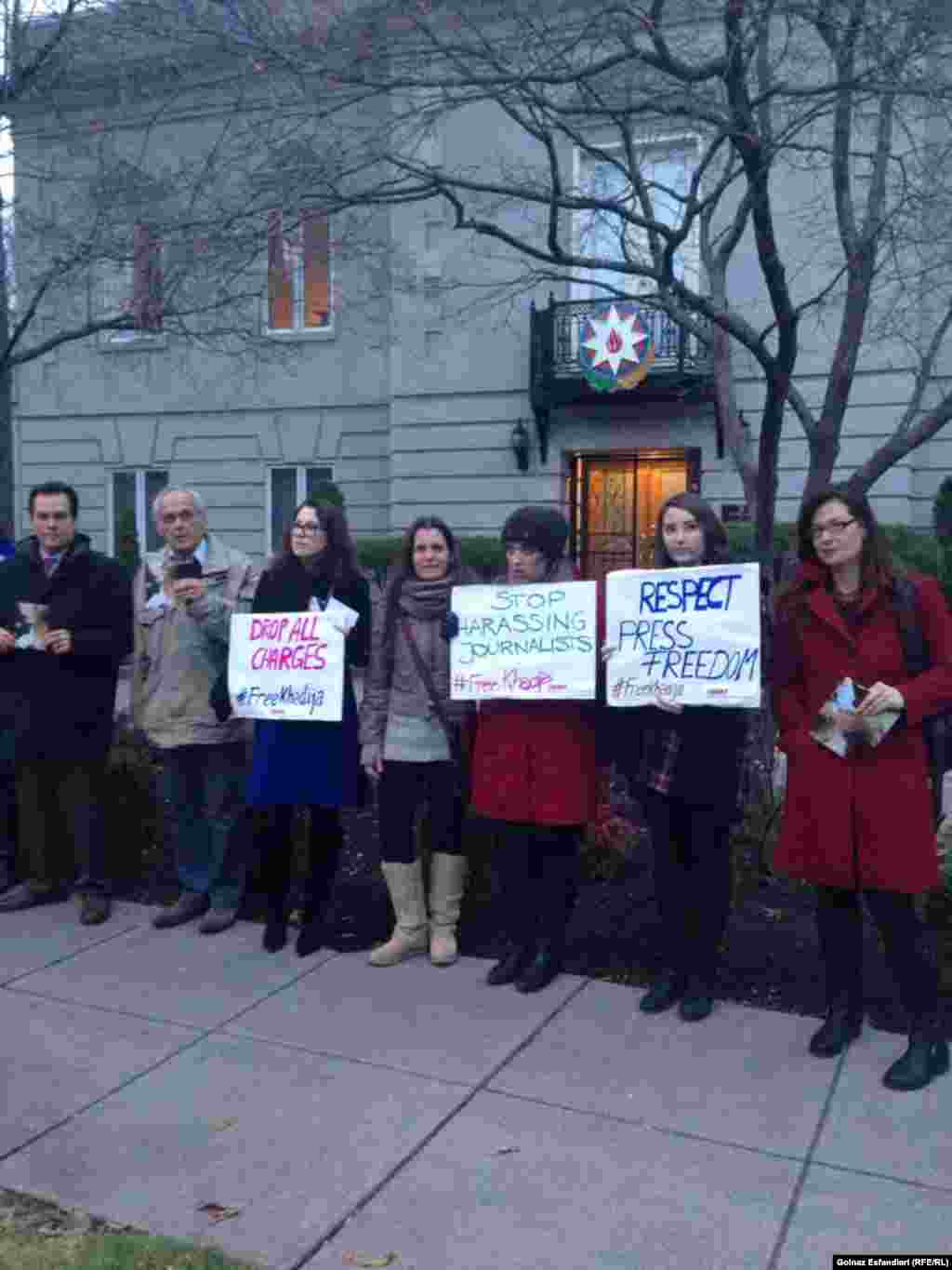 Митинг в посольства Азербайджана в Вашингтоне в знак протеста против ареста Хадиджи Исмайловой