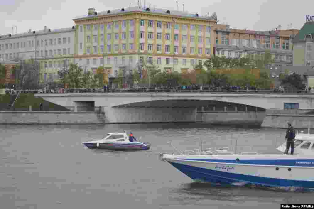 Зрители на Большом Краснохолмском мосту