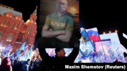 Қырым аннексиясының 4 жылдығындағы Путин бейнесі салынған плакат. Мәскеу. 18 наурыз, 2018 жыл.