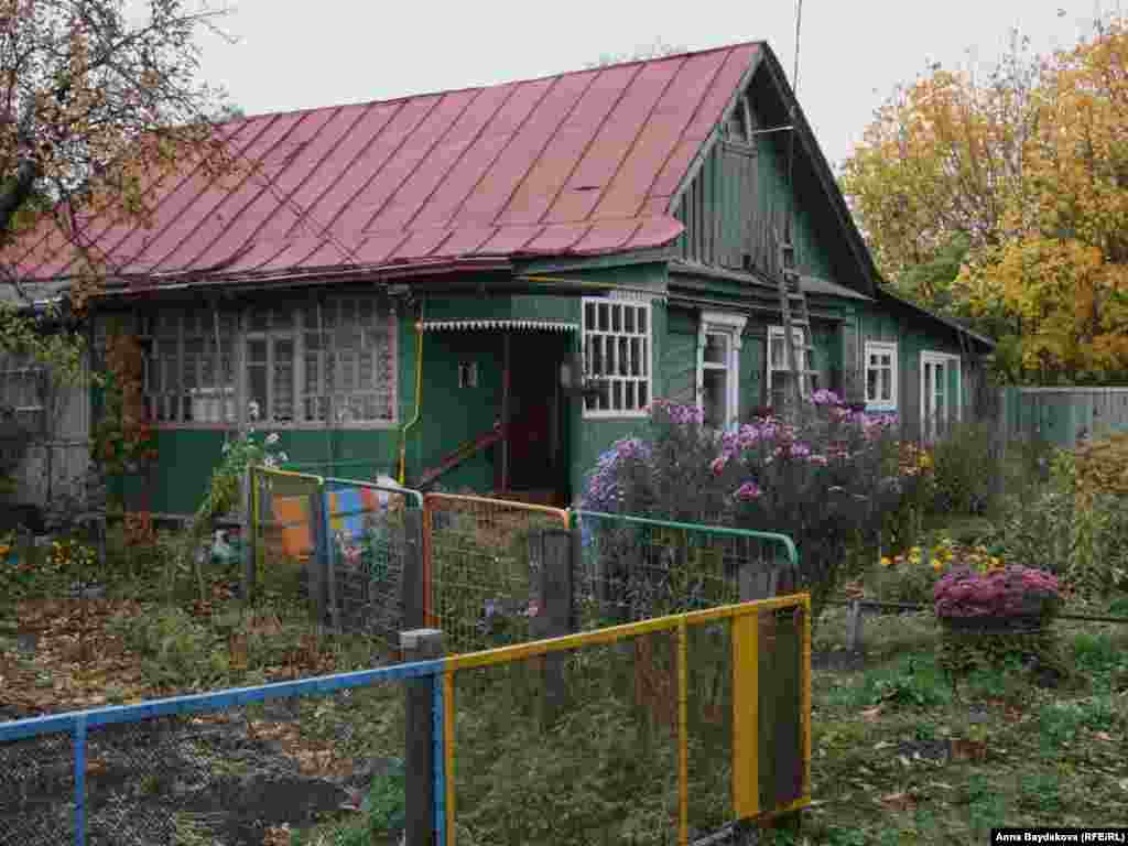 Дом делят три семьи, в том числе Николай Лисов с женой и сыном