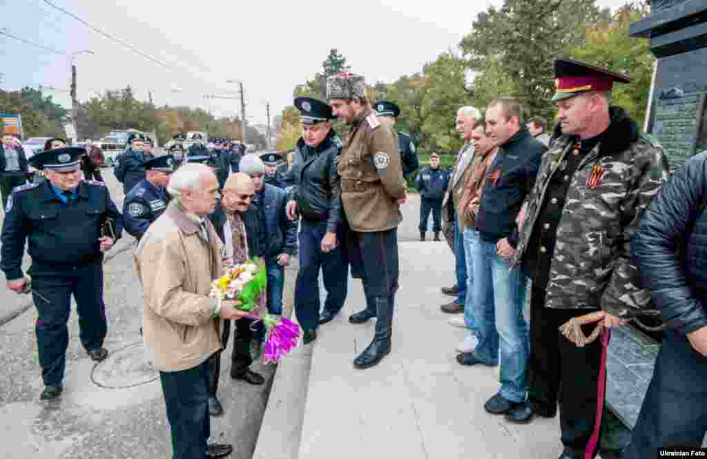 Активисты из &laquo;казачьего братства&raquo; &laquo;Единство&raquo; митинговали против УПА возле памятника украинскому поэту Тарасу Шевченко и не пустили их к возложению цветов, 14 октября 2013 года