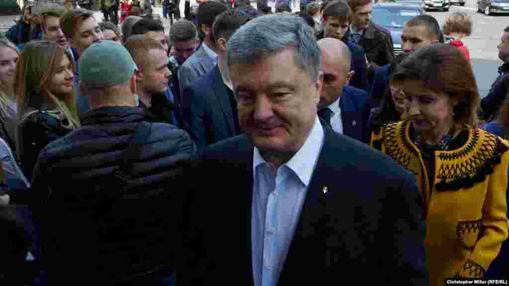 Действующий президент Украины Петр Порошенко с женой Мариной дает комментарий корреспонденту Радіо Свобода после приезда&nbsp; на избирательный участок