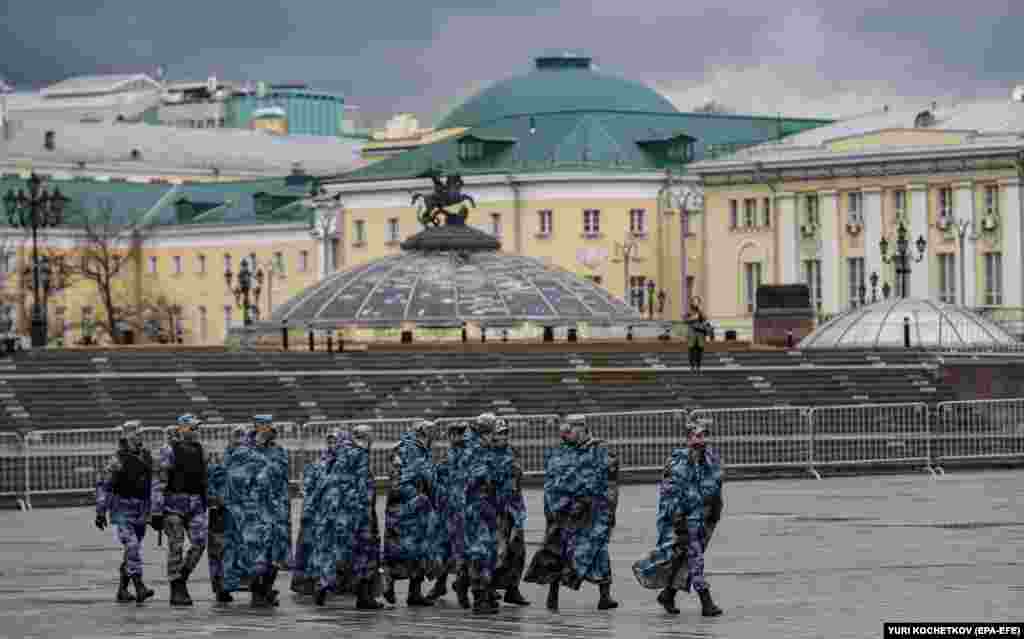 Оппозиция шеруі болады деген Мәскеудің Манежная алаңын торуылдап жүрген полицейлер.